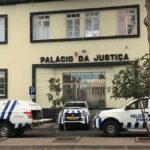 Nota de Esclarecimento do CSMJ à notícia “𝐏𝐫𝐚𝐢𝐚 – 𝐒𝐮𝐬𝐩𝐞𝐢𝐭𝐨𝐬 𝐝𝐞 𝐡𝐨𝐦𝐢𝐜í𝐝𝐢𝐨 𝐝𝐞 𝐦𝐞𝐧𝐨𝐫 𝐧𝐚 𝐫𝐮𝐚 𝐝𝐞 𝐃𝐣𝐢𝐥𝐚 𝐝𝐞𝐭𝐢𝐝𝐨𝐬 𝐩𝐞𝐥𝐚 𝐏𝐉 𝐬𝐚𝐞𝐦 𝐝𝐨 𝐭𝐫𝐢𝐛𝐮𝐧𝐚𝐥 𝐬𝐞𝐦 𝐦𝐞𝐝𝐢𝐝𝐚𝐬 𝐝𝐞 𝐜𝐨𝐚çã𝐨”